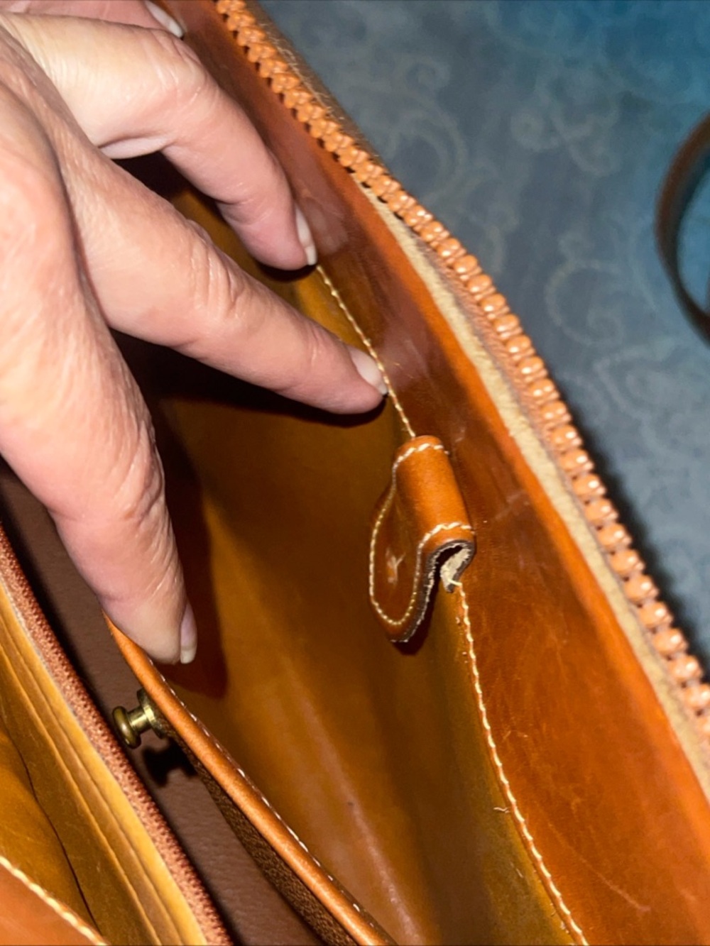Vintage Dooney & Bourke AWL Green Tan Leather Crossbody Handle - Picture 12 of 17